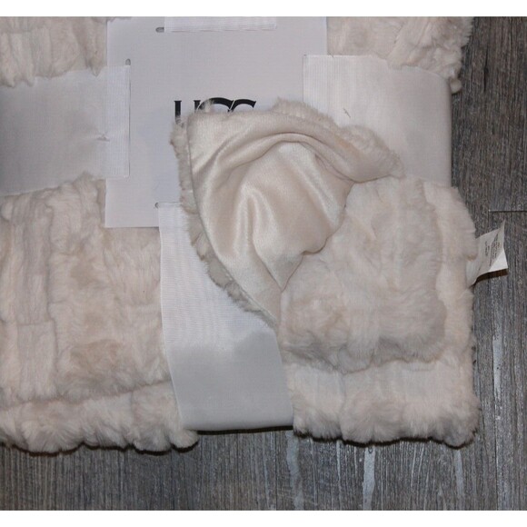 NWT UGG FAUX FUR PLUSH SHERPA LINED THROW SNOW WHITE 50 X 70 - Picture 3 of 4